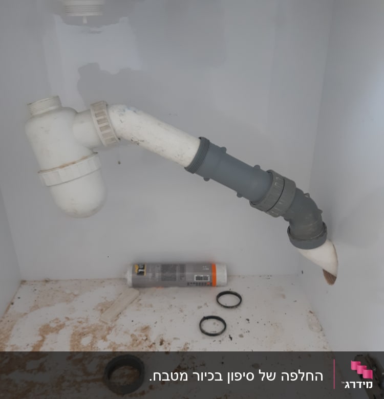 צינור ביוב מתחת לכיור עם טבעות אטימה